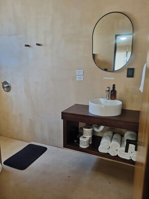 A bathroom with a sink, mirror, towel rack, and a small shelf with towels. - Family home with private pool, loft and garage, super central location! (La Paz)