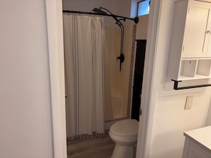 Doccia, asciugacapelli, asciugamani, sapone