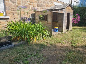 Property grounds - Charming house with garden, 10 mm walk from the port and close to the beaches. (Saint-Quay-Perros)
