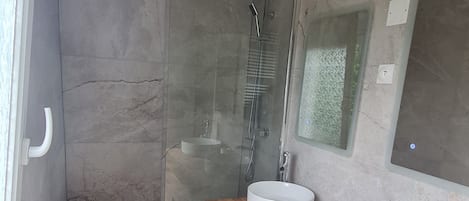 Dusche, HandtĂŒcher, Toilettenpapier