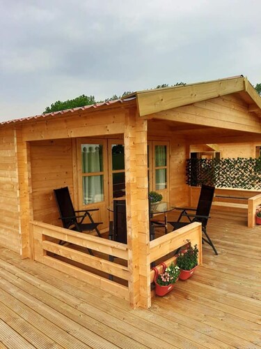 Cabin Sleeps 4 With Hot Tub and Garden