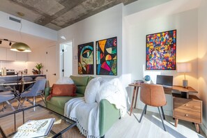 Ein modernes Wohnzimmer mit einer Couch, einem Couchtisch und Kunstwerken an den Wänden.