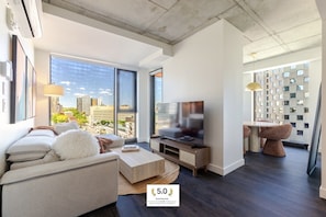 TV - Chic Urban Retreat | Pool Gym & Terrace (Montreal)