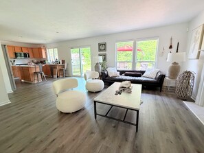 A spacious living area with a sofa, ottomans, and a coffee table. - Serene 4-bedroom and 2.5 bathroom house charming Rockford (Rockford)