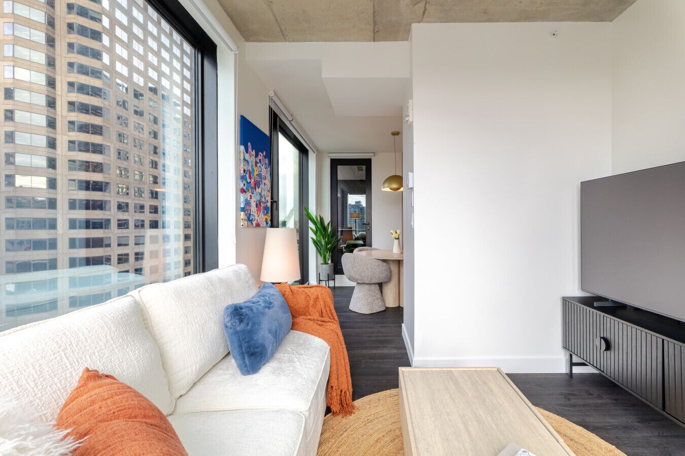 Luxe Central Retreat | Free Parking & Pool - Montreal
