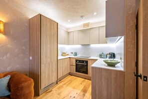 Wasserkocher mit Kaffee-/Teezubehör, Kühlschrank, Ofen, Herdplatte
