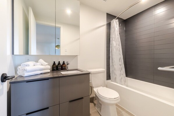Ein Badezimmer mit Toilette, Waschbecken und Badewanne.