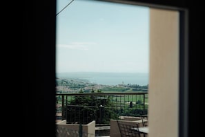 A balcony with a view of a cityscape and a bridge. - With a breathtaking lake view, brand new apartment for families and couples (Cavaion Veronese)