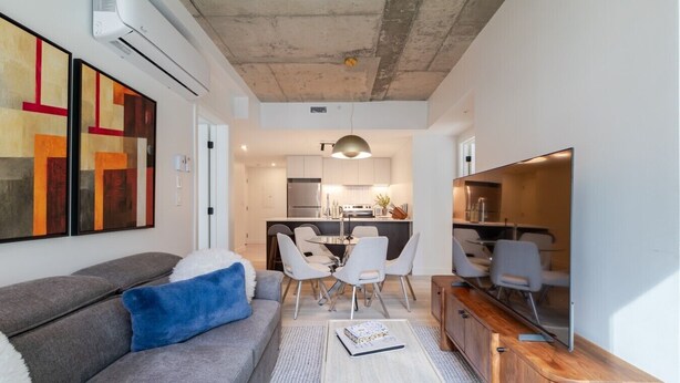 Ein modernes Wohnzimmer mit einer Couch, einem Couchtisch und einem Fernsehschrank.