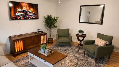 The Sun-Day House Sleeps 5 By Hospital & College