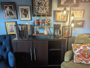 Ein Kaffeeangebot mit Kaffeemaschine, Kaffeecréme-Gläsern und einer Kaffeemühle.