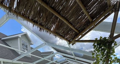 1-bedroom bed & breakfast in charming Cape Coral with Pool and laundry service