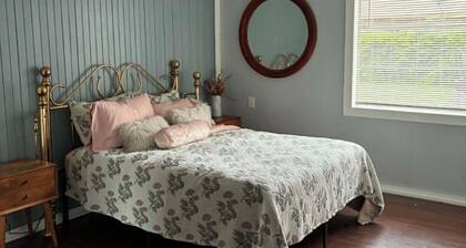 The City Acre- A cozy lil private farmhouse 12 min from Fort Worth and Arlington