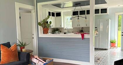 The City Acre- A cozy lil private farmhouse 12 min from Fort Worth and Arlington