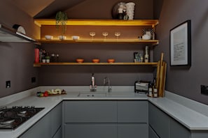 Wasserkocher mit Kaffee-/Teezubehör, Kühlschrank, Mikrowelle, Ofen