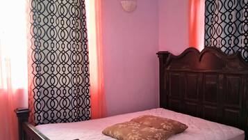 3 habitaciones, escritorio, tabla de planchar con plancha y wifi gratis