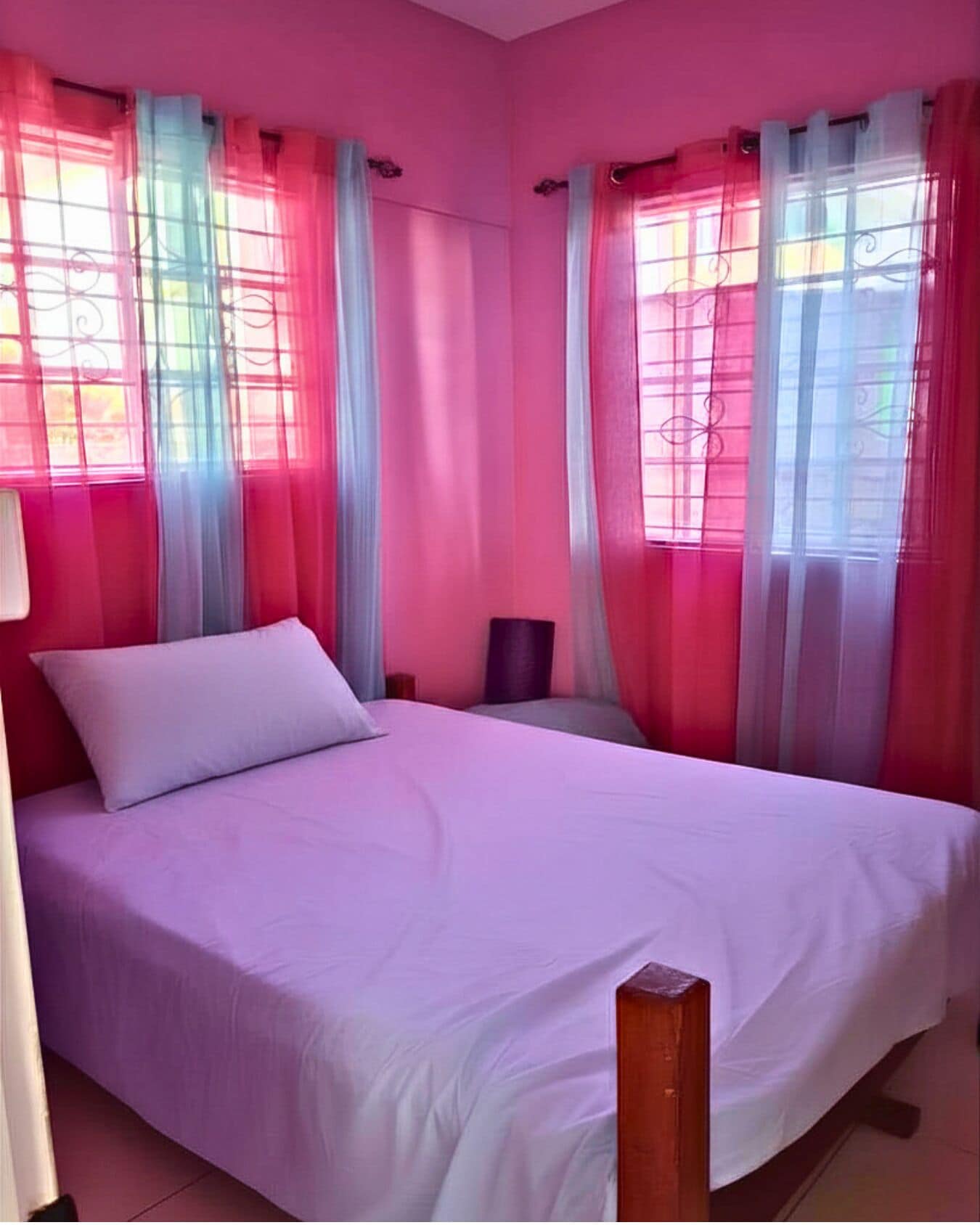 3 habitaciones, escritorio, tabla de planchar con plancha y wifi gratis 