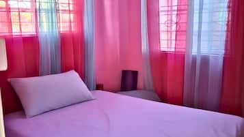 3 habitaciones, escritorio, tabla de planchar con plancha y wifi gratis