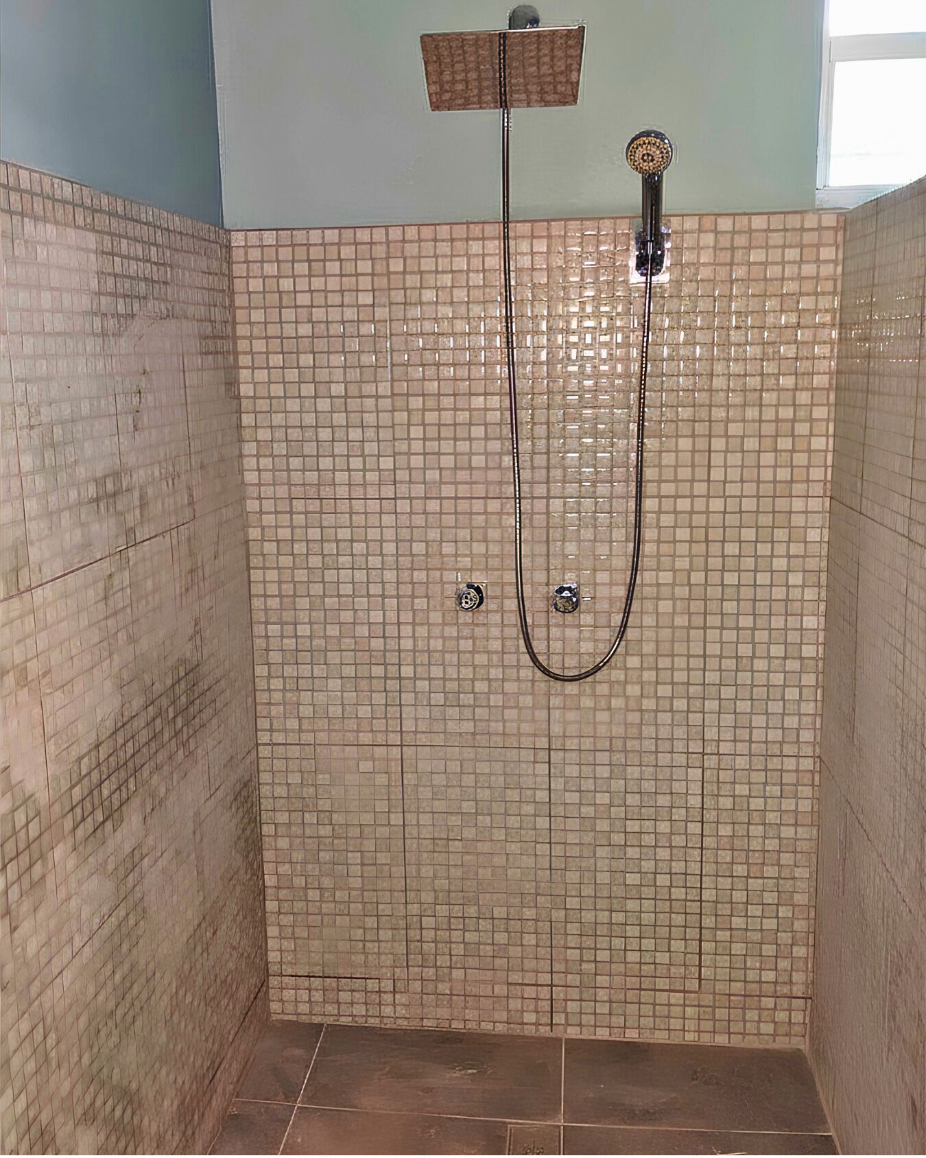 Douche, sèche-cheveux, serviettes fournies, savon