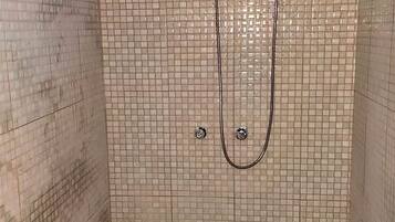 Douche, sèche-cheveux, serviettes fournies, savon
