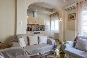 A living room with a sofa and armchairs, a coffee table, and a potted plant. - Philoxenia Suites , Tsimiski Thessaloniki . (Thessaloniki)