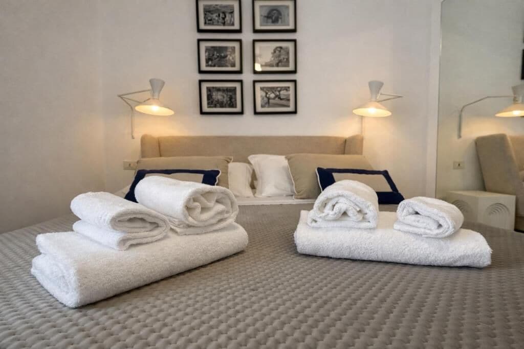 Doppelzimmer, Balkon, Stadtblick | Schallisolierte Zimmer, Bügeleisen/Bügelbrett, kostenloses WLAN