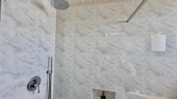 Suite, balkon, uitzicht op stad | Badkamer | Pantoffels