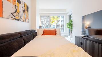 Een strijkplank/strijkijzer, wifi, beddengoed
