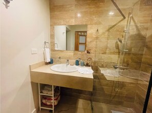 Bathroom - Spacious Tropical Apartment with Full Resort Access (Puerto Plata)