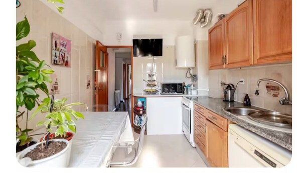 Private kitchen - Delgado Airport Suite (Lisbon)