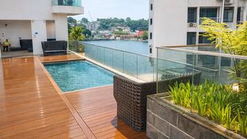 2 outdoor pools