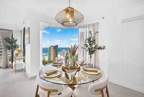Dining - Ocean-View 2BR Walk to Beach, Dining & Rail (Surfers Paradise)