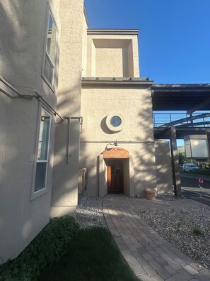 Un edificio con una ventana circular, una puerta y un letrero que dice 'Elkhorn Village Building 1'.