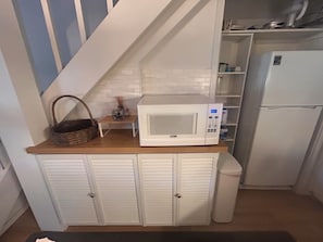 A kitchen with a microwave on a wooden countertop, a basket, and a trash can. - Cozy 1-bedroom loft condo Elkhorn in Sun Valley with gas fireplace and A/C (Sun Valley)