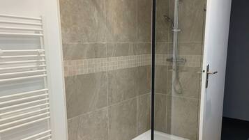 Dusche, Haartrockner, Handtücher, Seife