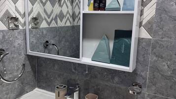 Douche, serviettes fournies, savon, papier toilette