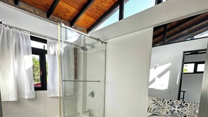 A modern bathroom with a glass-enclosed shower, a white toilet, and a sink with a decorative backsplash. - Country House in Quindío Casa Victoria (Calarcá)