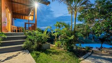 Kamar Double Deluks, pemandangan laut | Teras/patio