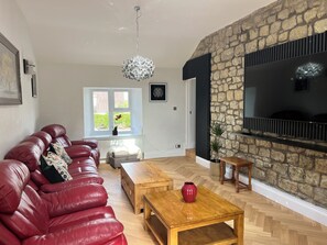 Living area - Luxury 5-Bed Retreat Near Bath & Bristol-Sleeps 10 (Keynsham)
