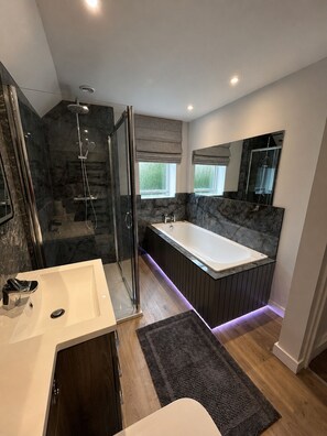 Bathroom - Luxury 5-Bed Retreat Near Bath & Bristol-Sleeps 10 (Keynsham)