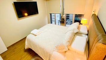 Apartment | Blackout drapes, iron/ironing board, free WiFi