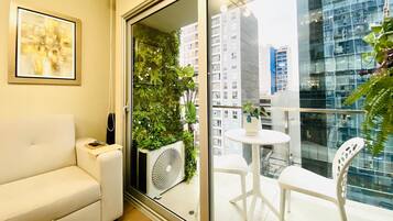 Basic Apartment | Living area