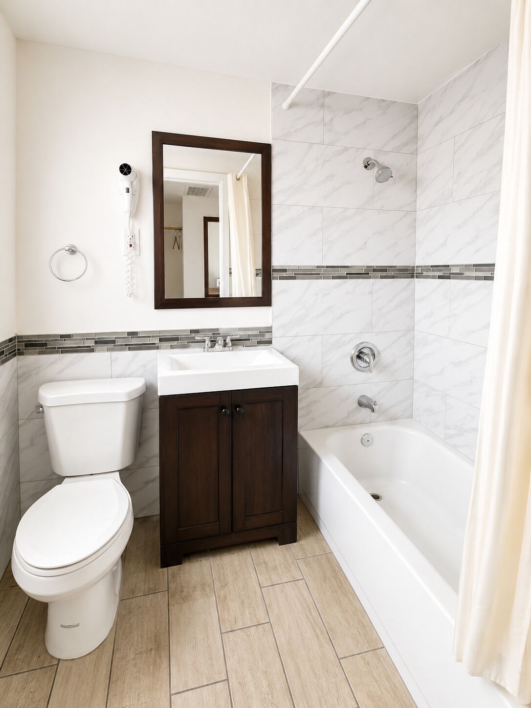 Habitación Deluxe, 1 cama King size, para no fumadores, refrigerador | Baño | Toallas, jabón, shampoo, papel de baño 