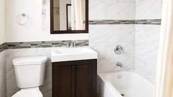 Habitación Deluxe, 1 cama King size, para no fumadores, refrigerador | Baño | Toallas, jabón, shampoo, papel de baño