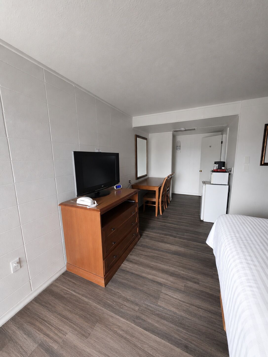 Habitación Deluxe, 1 cama King size, para no fumadores, refrigerador | Escritorio y espacio para trabajar con laptop 