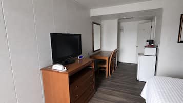 Habitación Deluxe, 1 cama King size, para no fumadores, refrigerador | Escritorio y espacio para trabajar con laptop
