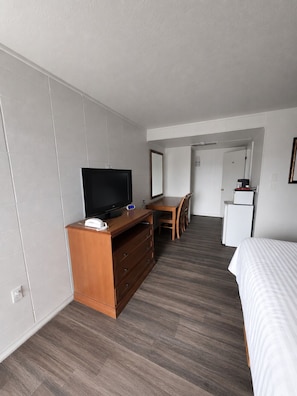 Chambre Deluxe, 1 très grand lit, non-fumeur, réfrigérateur