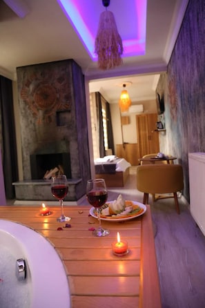 Elite Room, River View | Laptop workspace, free WiFi, bed sheets - Mell's River (Sile)