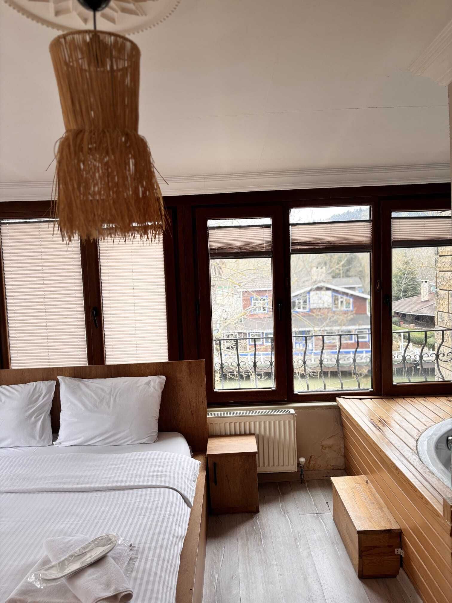 Deluxe-huone, jokinäköala | Kannettavalle tietokoneelle sopiva työtila, ilmainen Wi-Fi