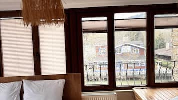 Deluxe-Zimmer, Flussblick | Laptopgeeigneter Arbeitsplatz, kostenloses WLAN, Bettwäsche
